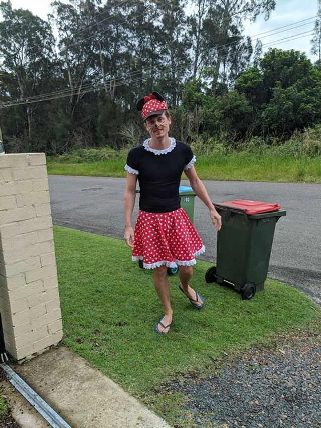 Австралійці влаштували флешмоб-маскарад біля сміттєвого бака - фото 397106