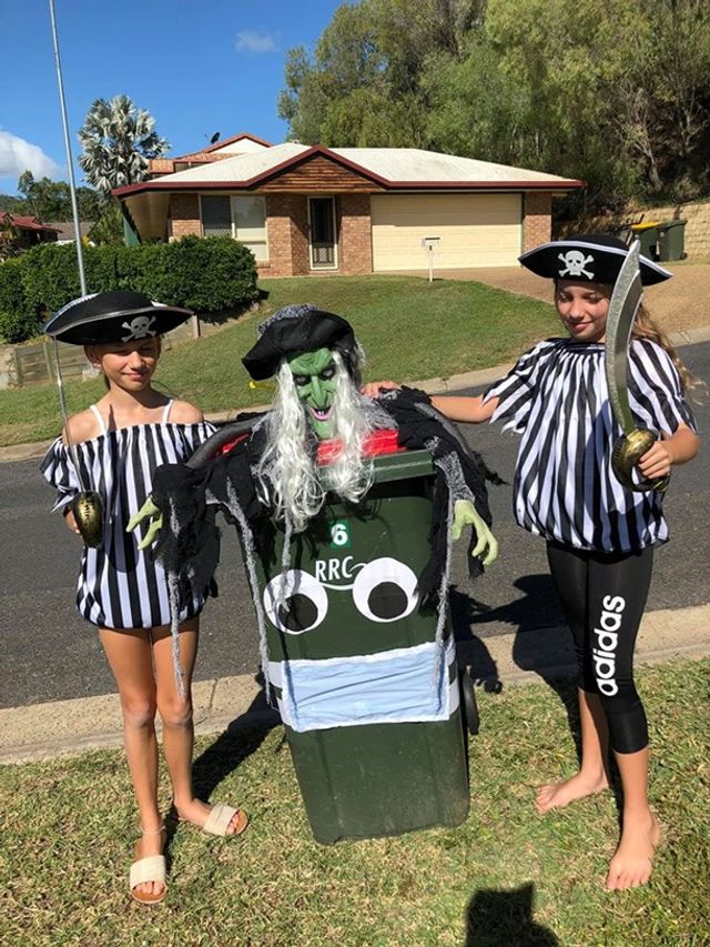 Австралійці влаштували флешмоб-маскарад біля сміттєвого бака - фото 397107