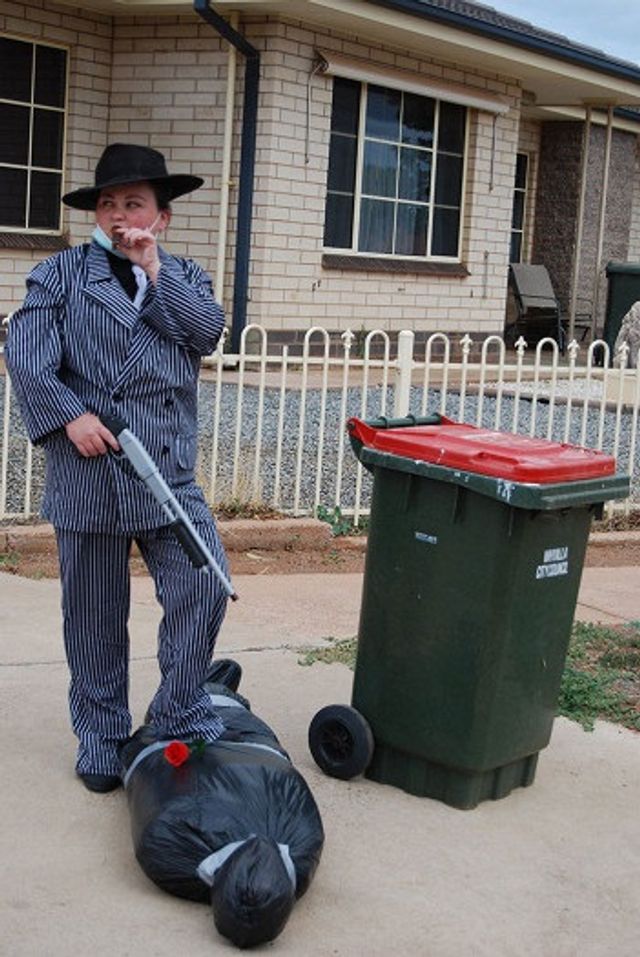 Австралійці влаштували флешмоб-маскарад біля сміттєвого бака - фото 397108