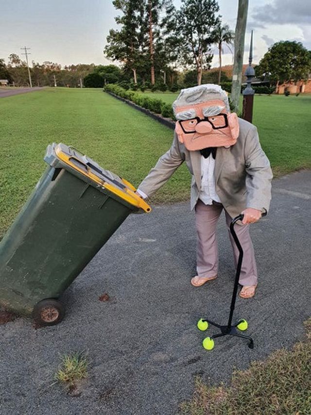 Австралійці влаштували флешмоб-маскарад біля сміттєвого бака - фото 397109