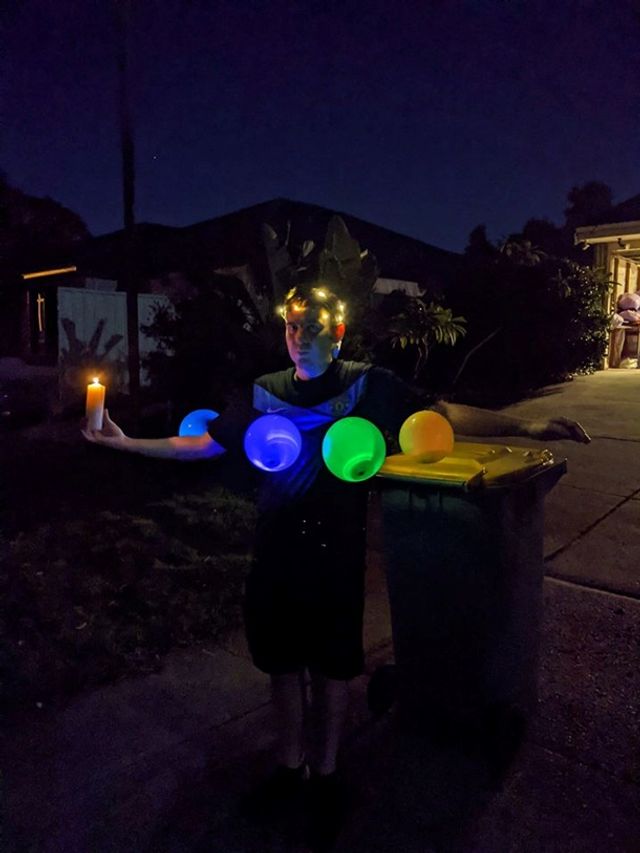 Австралійці влаштували флешмоб-маскарад біля сміттєвого бака - фото 397110