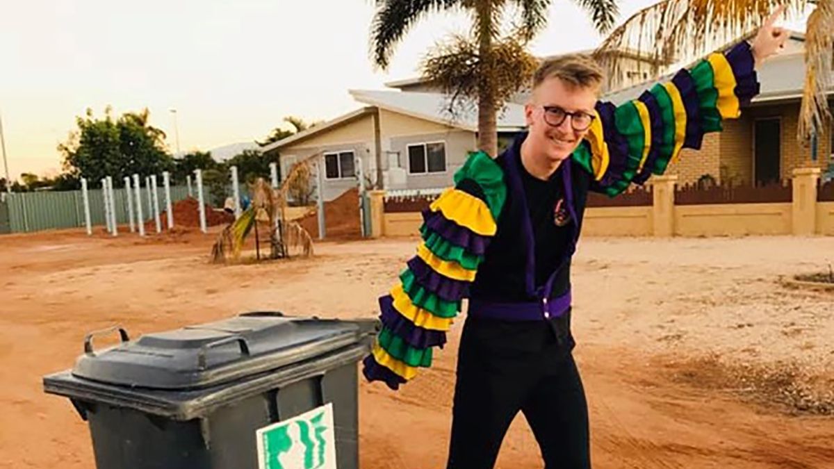 Австралійці влаштували флешмоб-маскарад біля сміттєвого бака