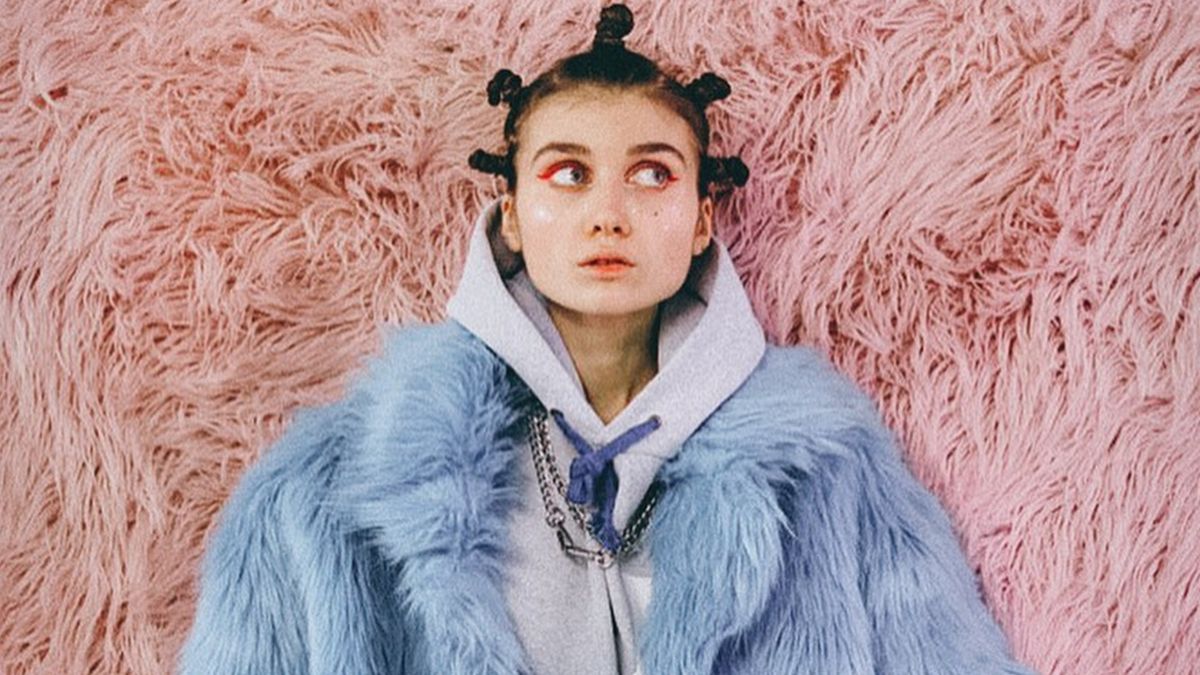 Цнотлива Jerry Heil розбухала шанувальників пікантним знімком топлес