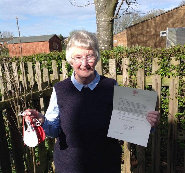 Єлизавета II роздала британцям традиційну милостиню поштою: фото - фото 397321