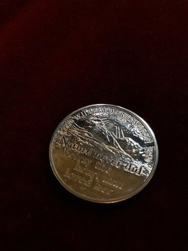 Єлизавета II роздала британцям традиційну милостиню поштою: фото - фото 397323