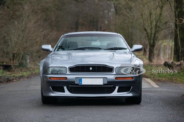 Екстремальний Aston Martin з 90-х пустять з молотка - фото 397369