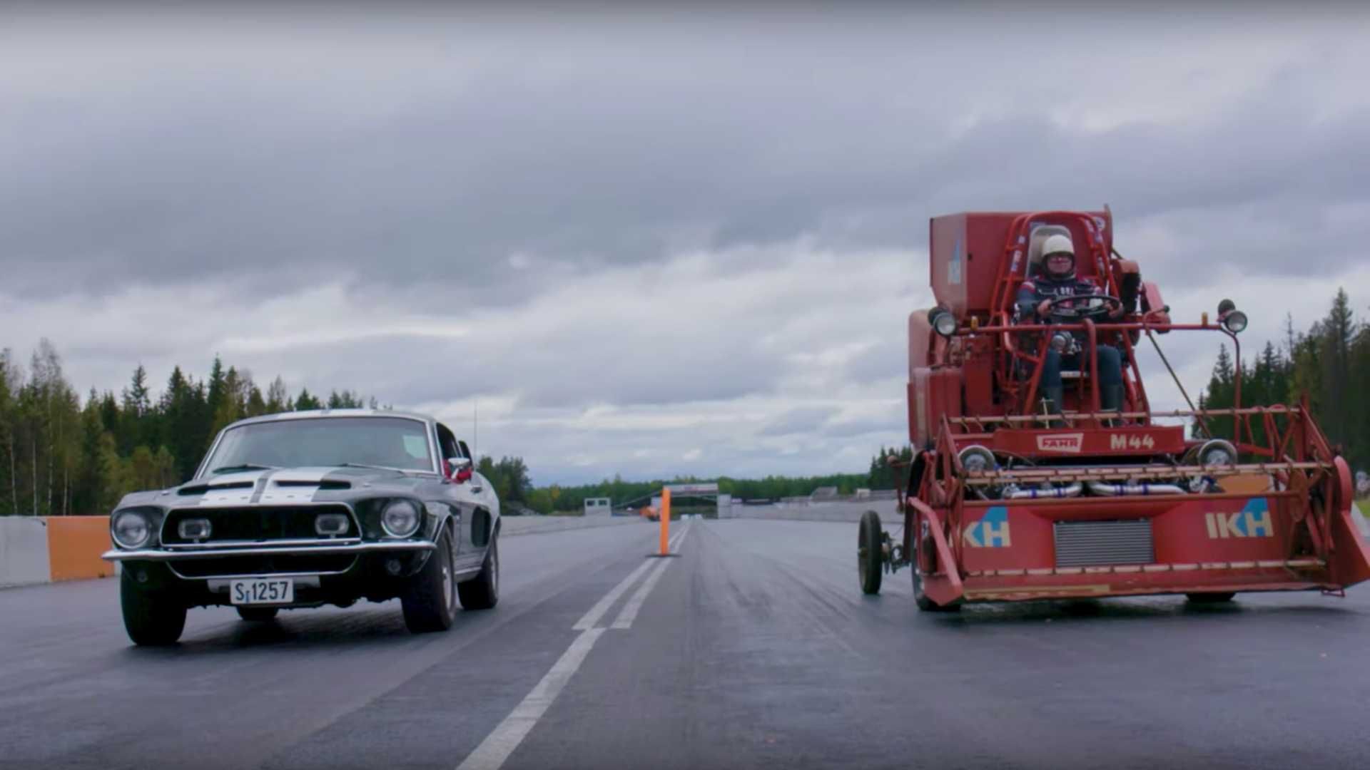 Ентузіасти влаштували епічну гонку між Shelby Mustang і комбайном: кумедне відео