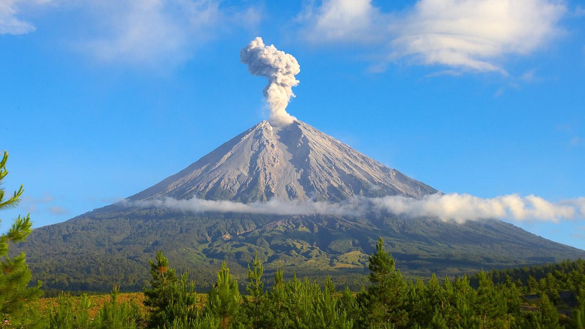 Виверження вулкана Анак-Кракатау в Інднезії потрапило на відео - фото 1