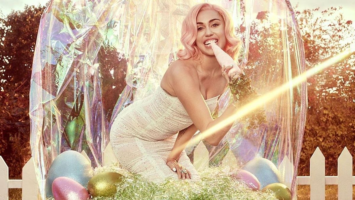 Майлі Сайрус знялася в образі спокусливого пасхального кролика