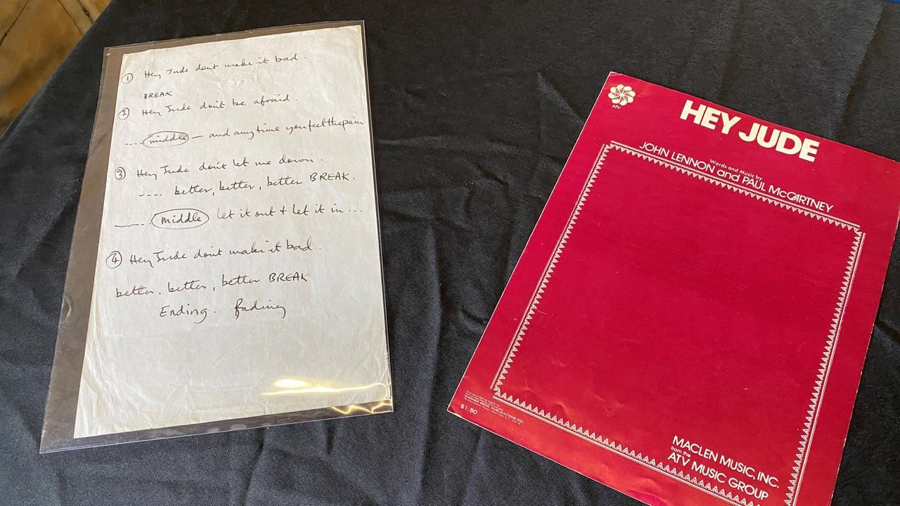 Начерк хіта The Beatles, написаний Полом Маккартні від руки, продали за рекордну суму