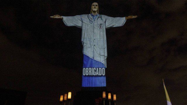 На статую Христа в Ріо 'одягли' медичний халат: фотофакт - фото 397758