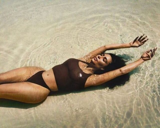 Володарка найзнаменитіших сідниць показала, як вона виглядала в школі - фото 397764