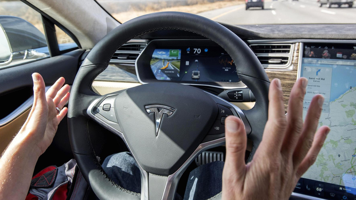 Момент ДТП Tesla з включеним автопілотом попав на відео - фото 1