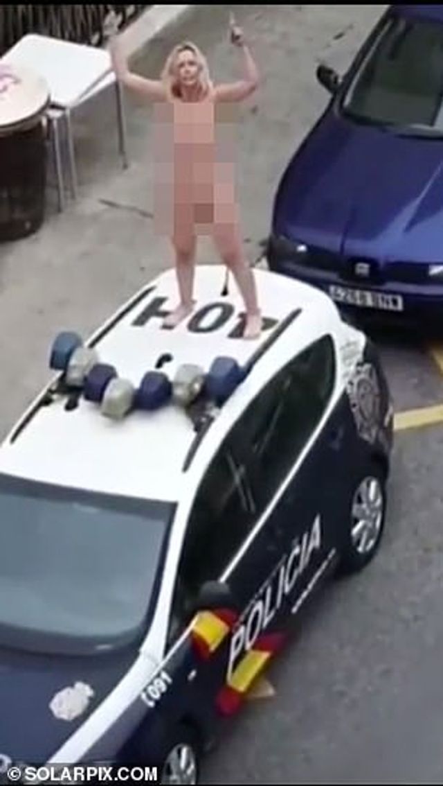 Смілива іспанка повність оголилася і залізла на поліцейське авто: фотофакт - фото 397834