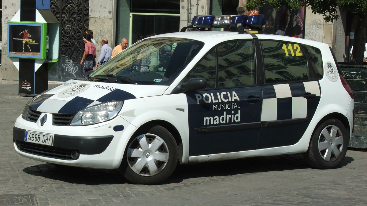 Смілива іспанка повність оголилася і залізла на поліцейське авто: фотофакт - фото 1