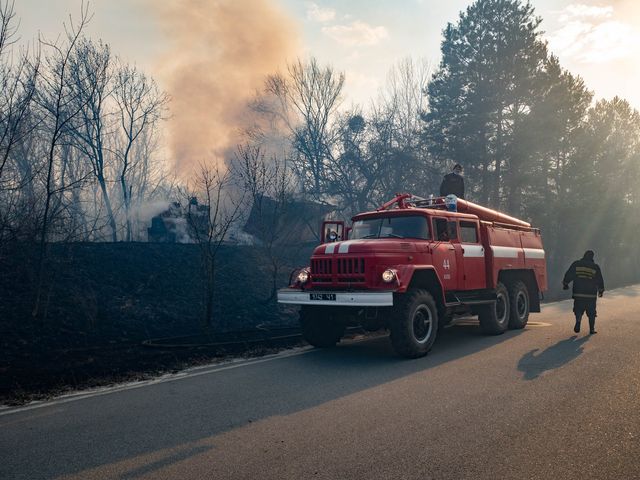 Пожежа в Чорнобильській зоні: останні новини та фото з епіцентру подій - фото 397860