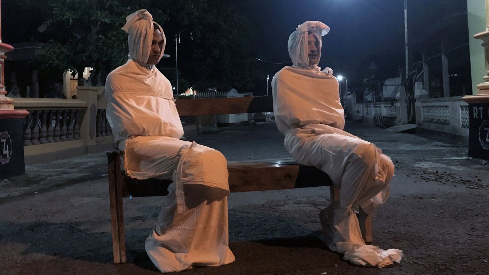 У селі Індонезії найняли для патрулювання вулиць "привидів", і ось чому