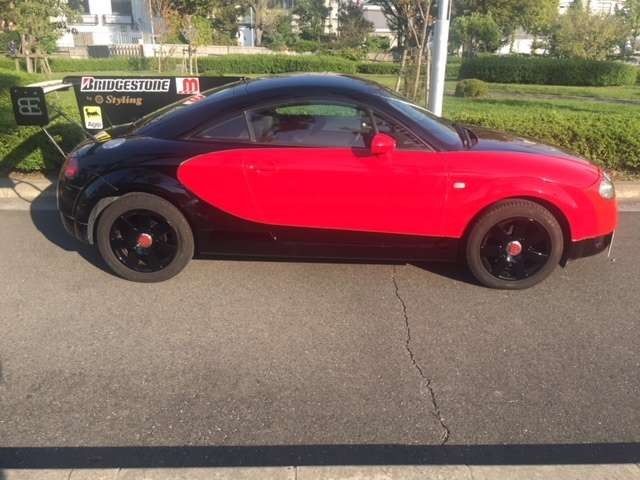 Шалені умільці: дивіться, як Audi TT перетворили на Bugatti Veyron - фото 397979