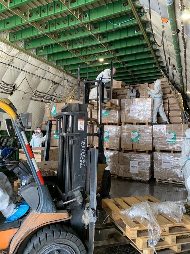 Українська МРІЯ приземлилась у Польщі з рекордним медичним вантажем - фото 398024