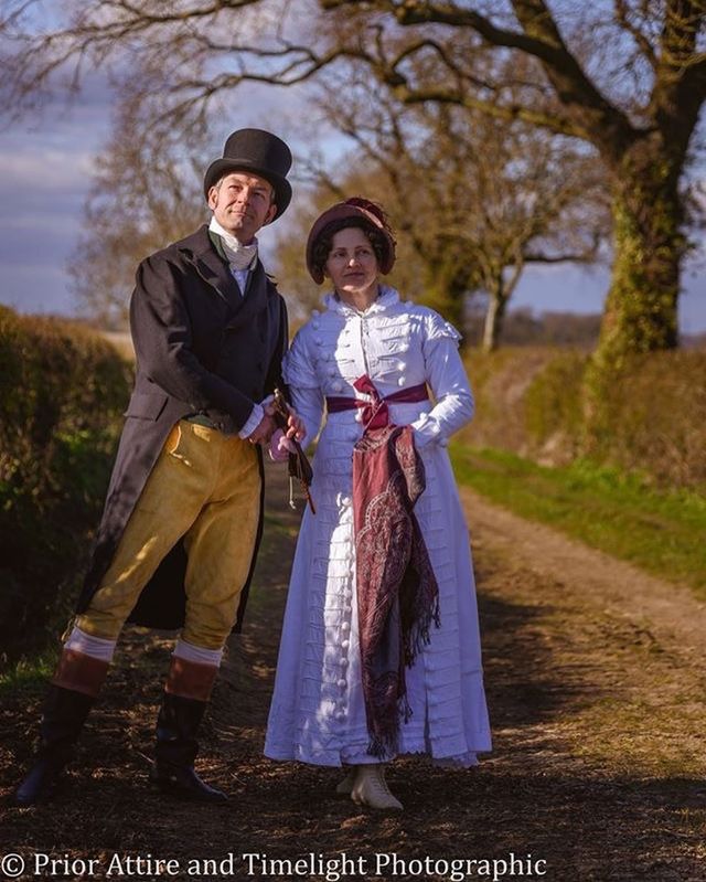 Пара 'вигулює' театральні костюми на карантині: веселі фото - фото 398149