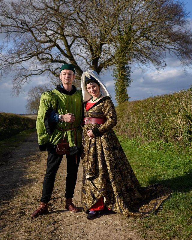 Пара 'вигулює' театральні костюми на карантині: веселі фото - фото 398150