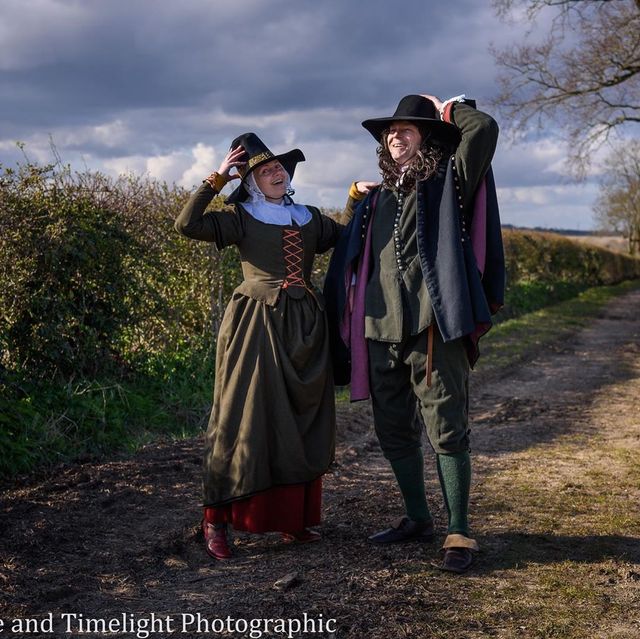 Пара 'вигулює' театральні костюми на карантині: веселі фото - фото 398151