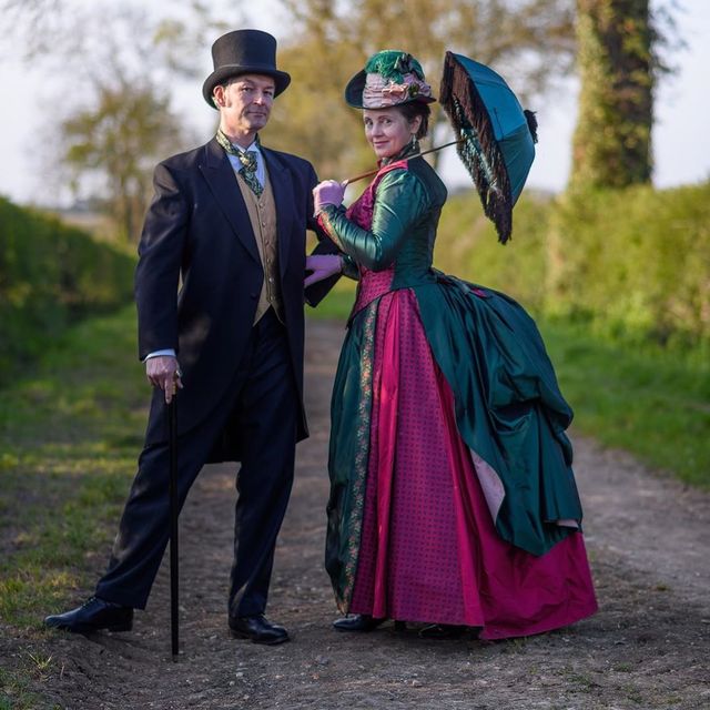 Пара 'вигулює' театральні костюми на карантині: веселі фото - фото 398152