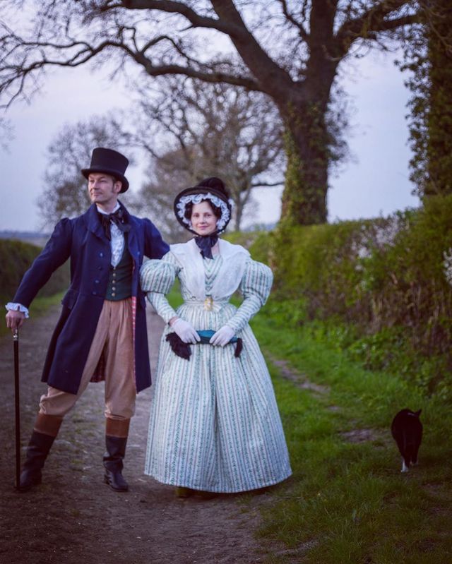 Пара 'вигулює' театральні костюми на карантині: веселі фото - фото 398153