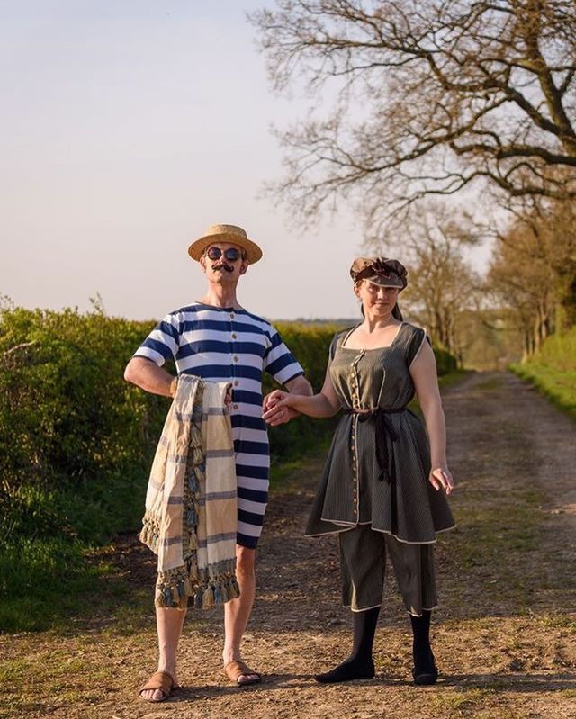 Пара 'вигулює' театральні костюми на карантині: веселі фото - фото 398154