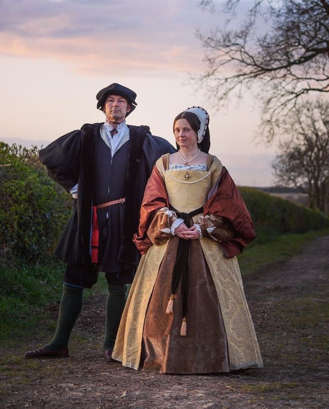 Пара 'вигулює' театральні костюми на карантині: веселі фото - фото 398155