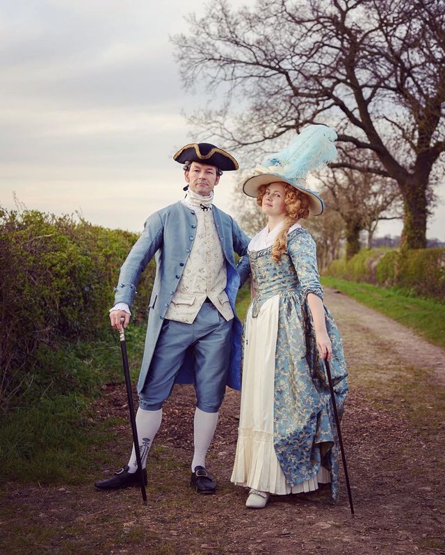 Пара 'вигулює' театральні костюми на карантині: веселі фото - фото 398156