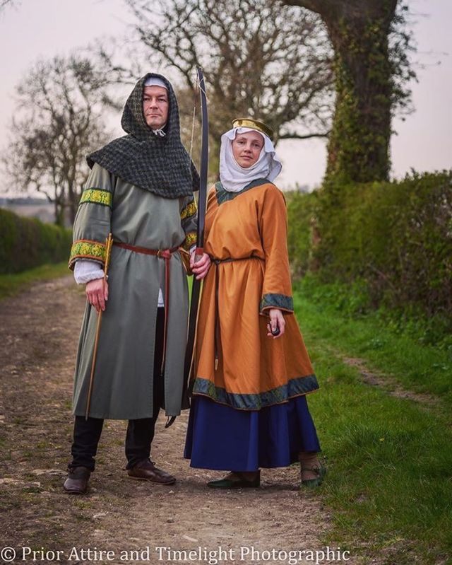 Пара 'вигулює' театральні костюми на карантині: веселі фото - фото 398157