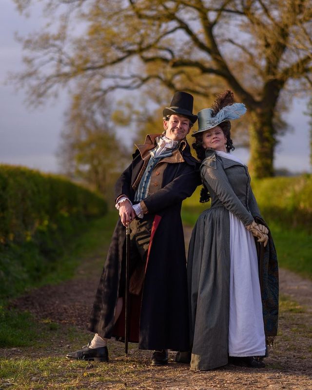 Пара 'вигулює' театральні костюми на карантині: веселі фото - фото 398158