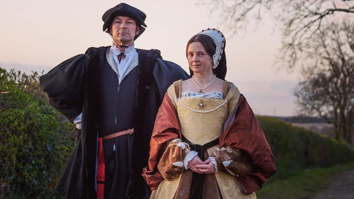 Пара "вигулює" театральні костюми на карантині: веселі фото - фото 1