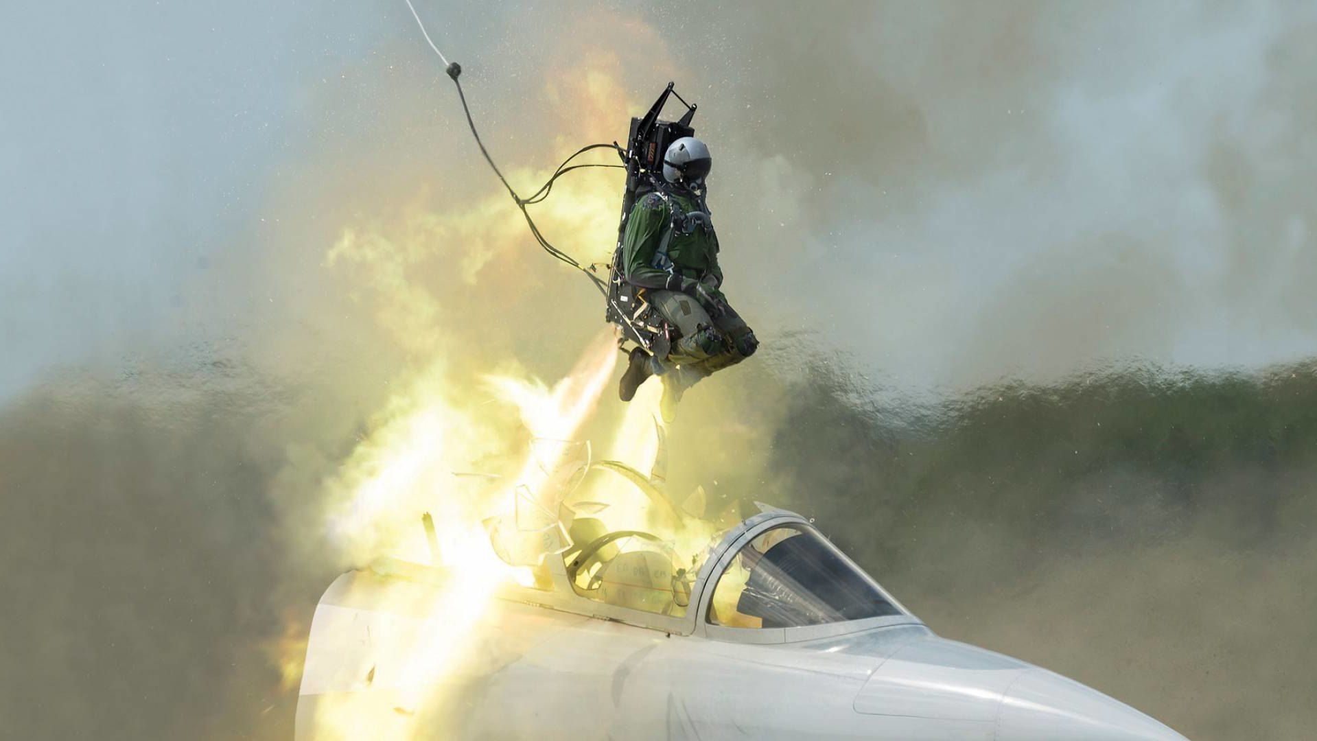 Чоловік випадково катапультувався з літака під час польоту - фото 1