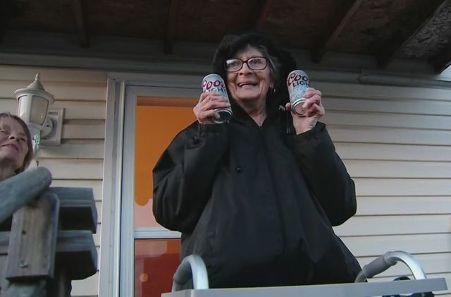 Американська пенсіонерка на карантині випросила 150 банок пива - фото 398199