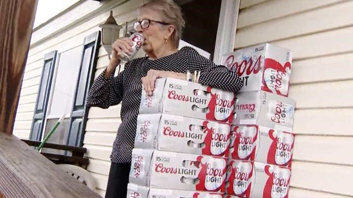 Американська пенсіонерка на карантині випросила 150 банок пива - фото 1