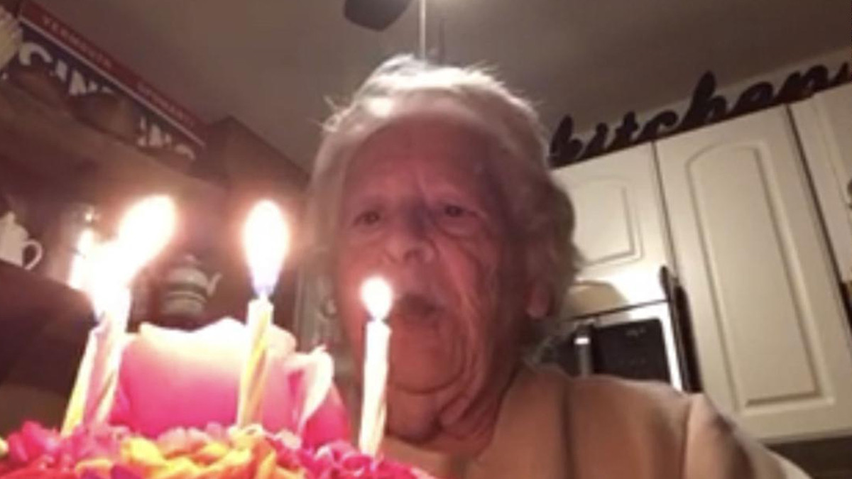 88-річна жінка показала, як потрібно святкувати день народження на карантині вірусне відео - фото 1
