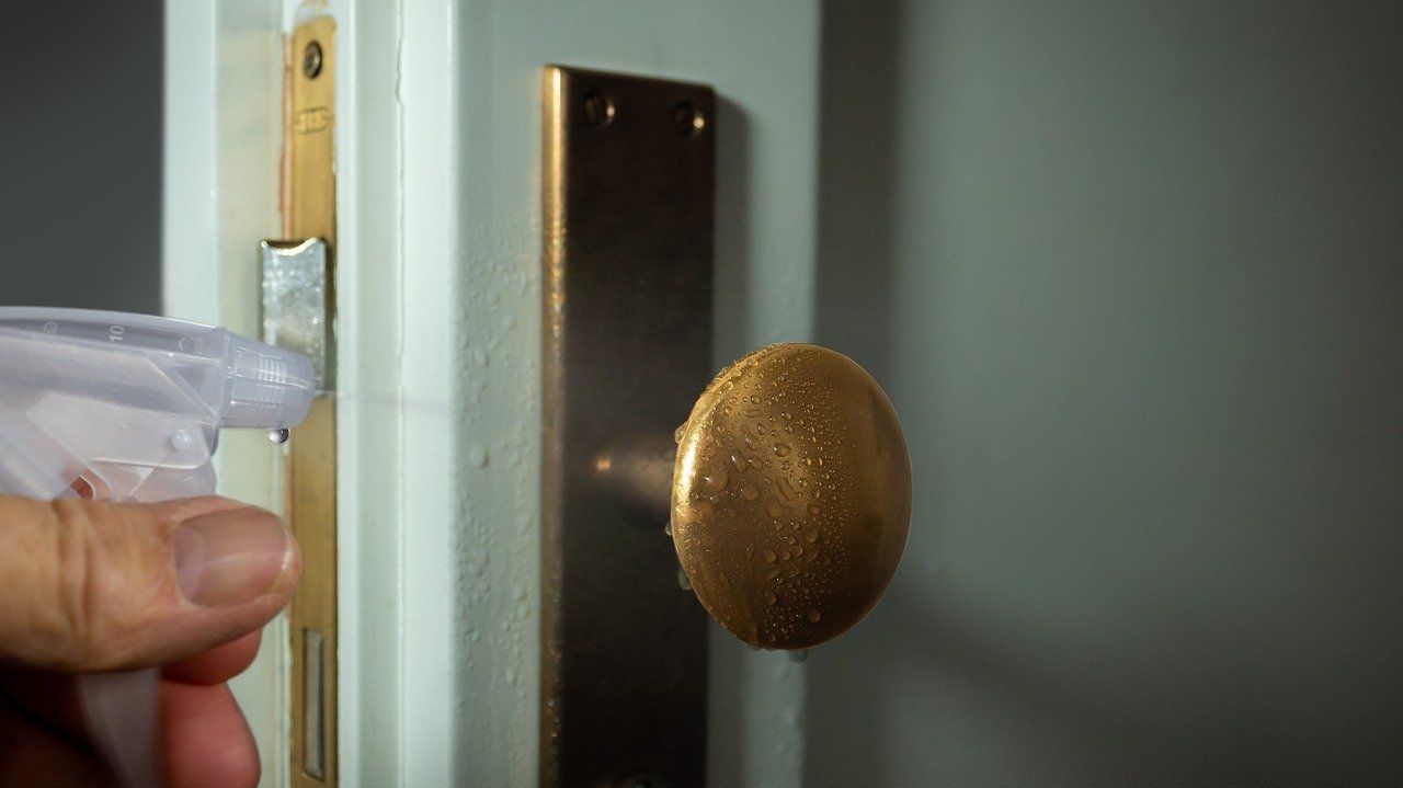 Чи справді коронавірус не залишається на дверних ручках: перевірка фактів