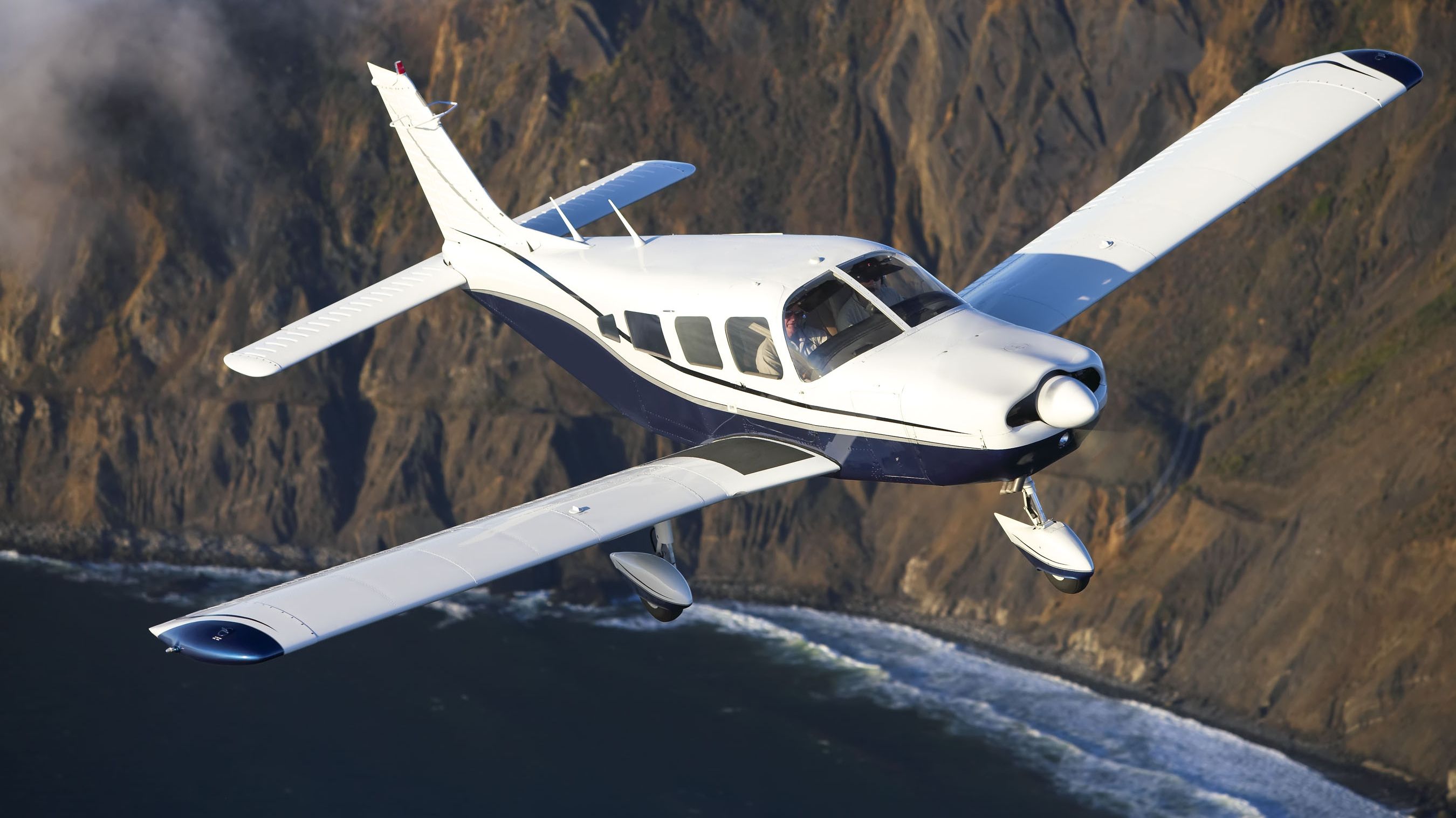 Очевидець зняв на відео, як літак сів на пожвавлену трасу