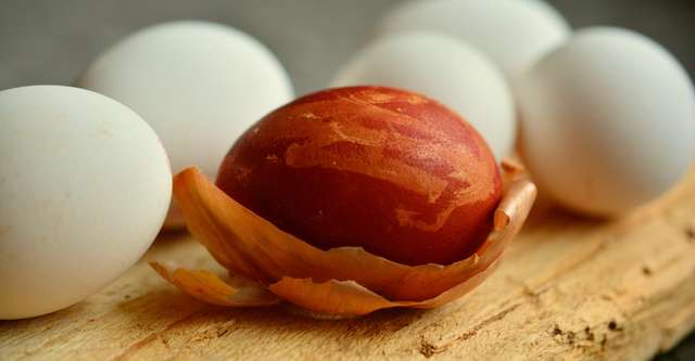 Як пофарбувати яйця у цибулинні чи інших продуктах: покрокова інструкція - фото 398712