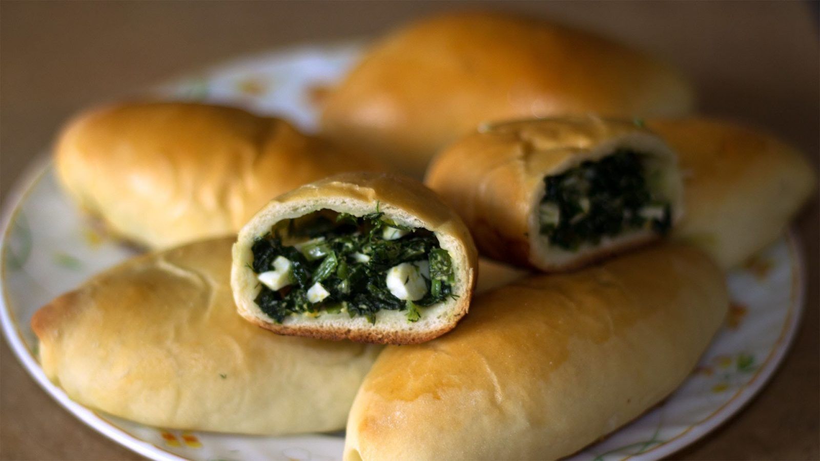 Пиріжки з яйцем і зеленню - фото 1