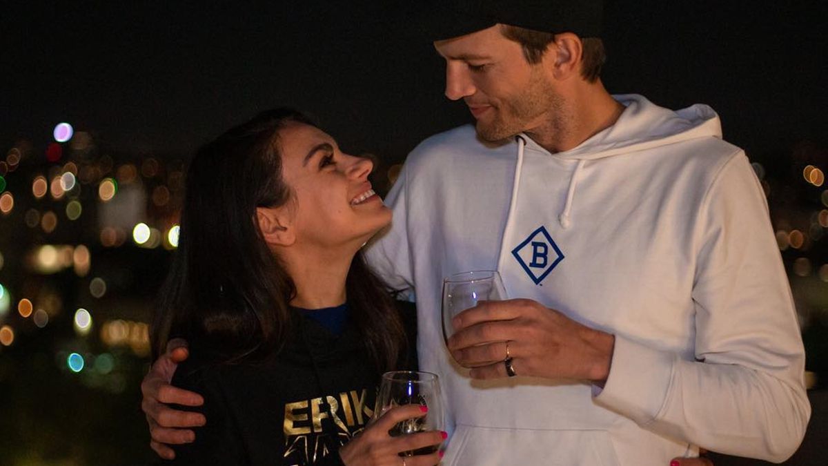 Міла Куніс і Ештон Катчер продають карантинне вино: відео