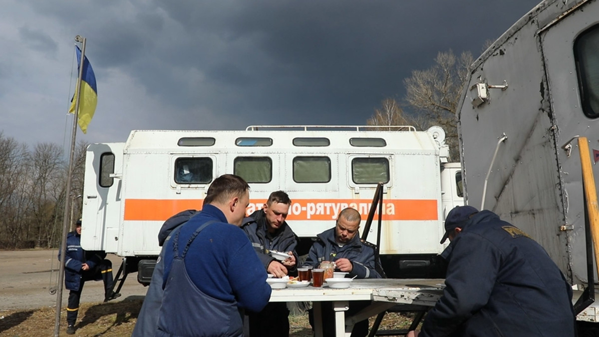 У ДСНС показали побут пожежних, які борються з вогнем у Чорнобильській зоні - фото 1