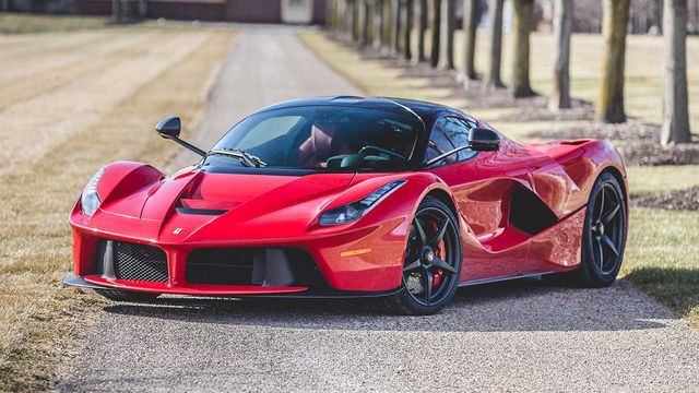 Ferrari розігнали до шаленої швидкості на спорожнілому автобані: відео - фото 399304