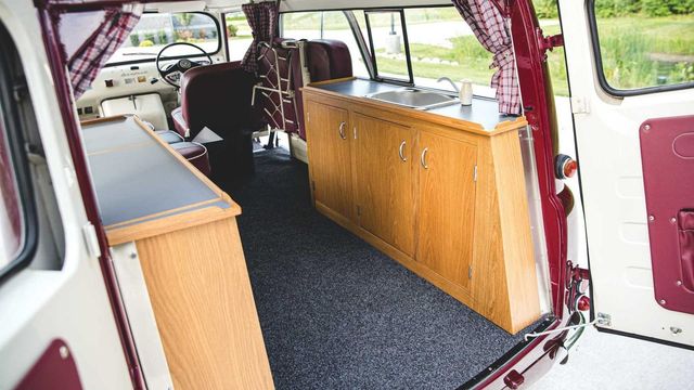 З молотка пустять рідкісний будинок на колесах, якому майже 60 років - фото 399338