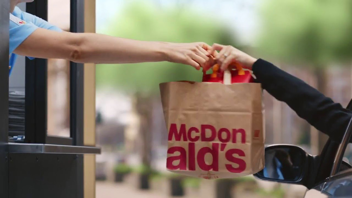 На відео показали кілометрову чергу до McDonald's, який знову відкрився у Франції - фото 1