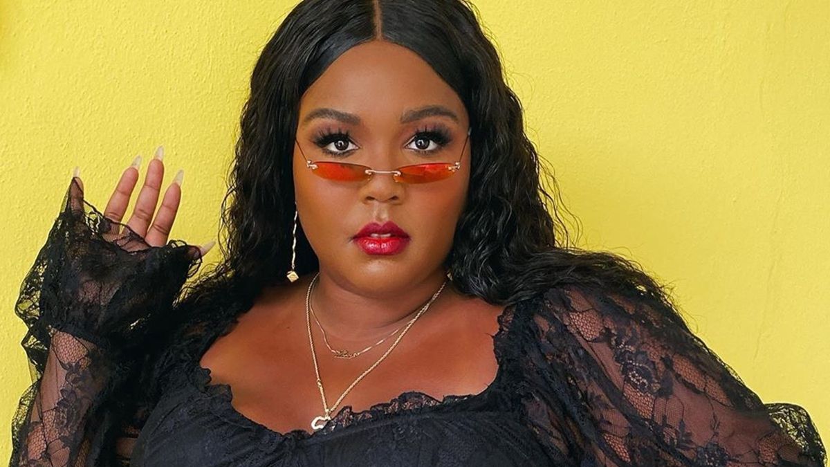 Пишнотіла співачка Lizzo станцювала у мереживній білизні: відверте відео