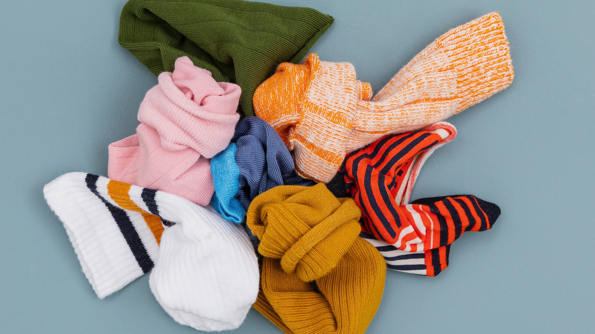Модний нарукавник: дизайнери показали, як використовувати шкарпетки для чхання у лікоть - фото 1