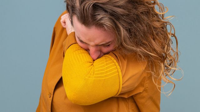 Модний нарукавник: дизайнери показали, як використовувати шкарпетки для чхання у лікоть - фото 399456